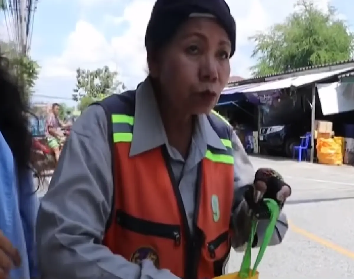 วินาทีสุดซึ้ง สาวโผเข้ากอดวิน จยย. เก็บเงินเกือบครึ่งแสนที่หล่นหายคืน พร้อมมอบสินน้ำใจตอบแทน