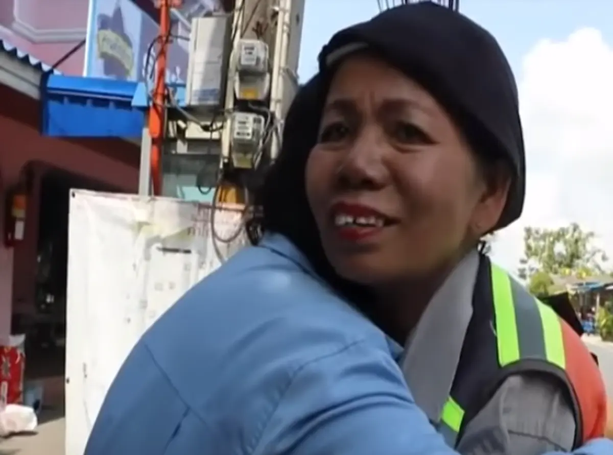 วินาทีสุดซึ้ง สาวโผเข้ากอดวิน จยย. เก็บเงินเกือบครึ่งแสนที่หล่นหายคืน พร้อมมอบสินน้ำใจตอบแทน