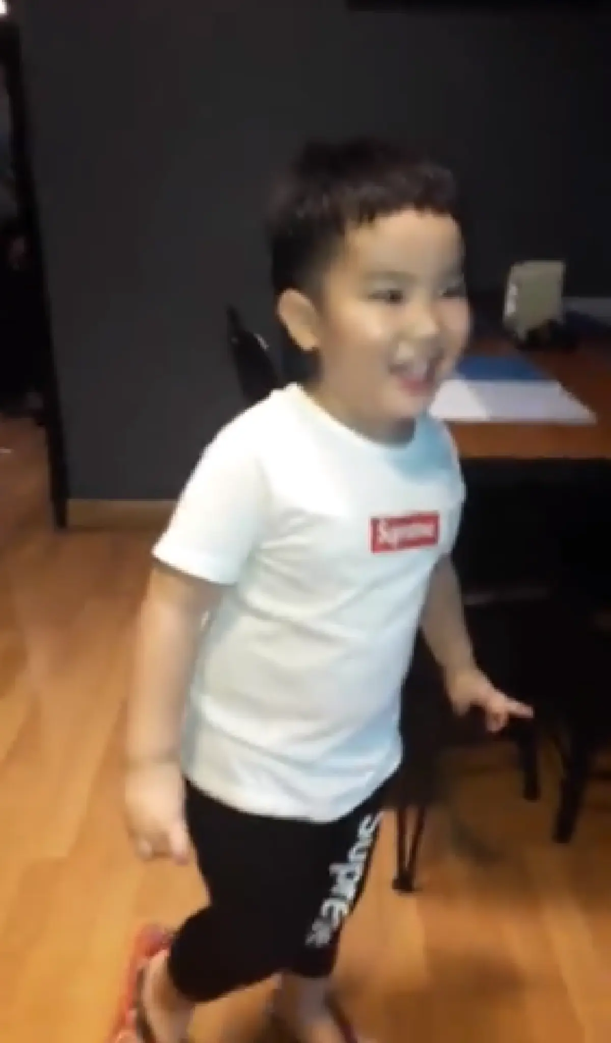 ฮาลั่น! หนูน้อยโชว์ลีลาจีบสาว คำพูดแพรวพราว จัดเต็มขนาดนี้รู้เลยว่าคุณพ่อสอนมาดีจริงๆ(คลิป)