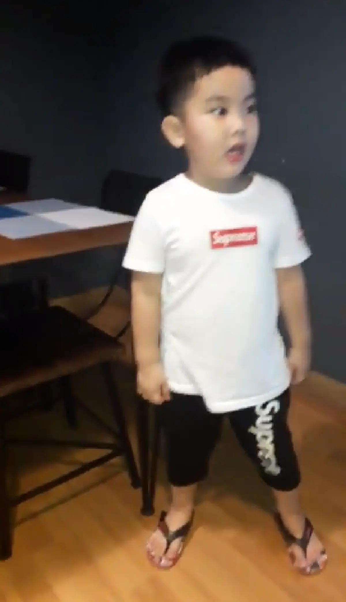 ฮาลั่น! หนูน้อยโชว์ลีลาจีบสาว คำพูดแพรวพราว จัดเต็มขนาดนี้รู้เลยว่าคุณพ่อสอนมาดีจริงๆ(คลิป)