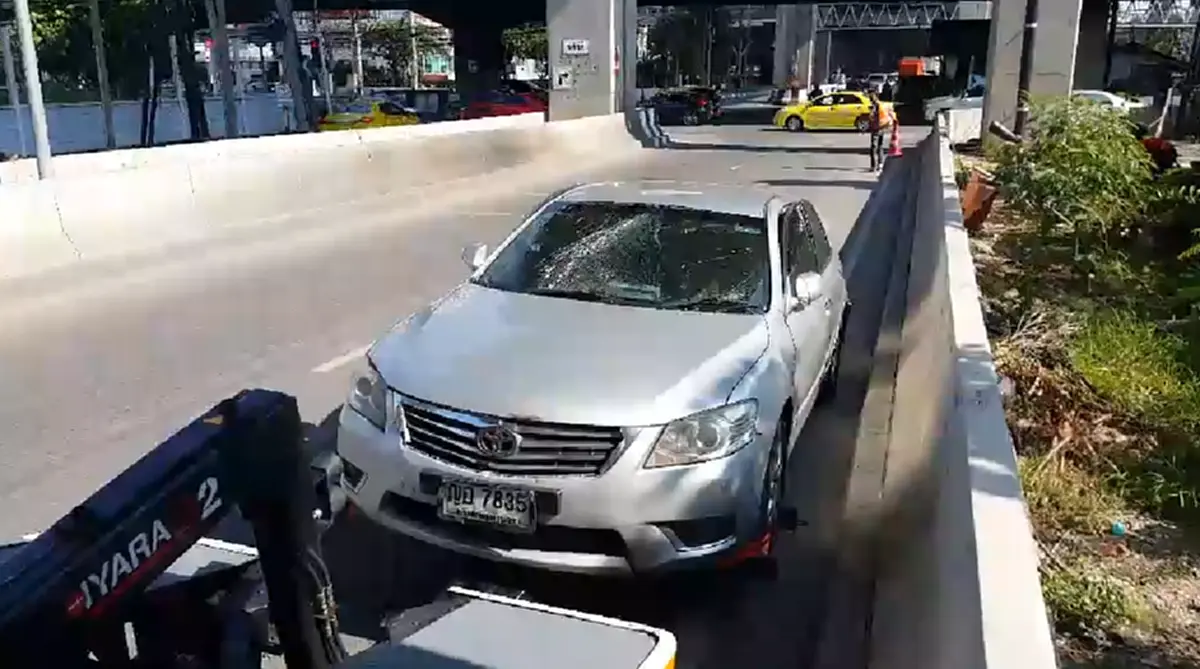 ระทึก! หนุ่มชาร์ตแบตมือถือบนรถ เกิดระเบิดไฟลุกไหม้ กระจกหน้าแตกร้าว ประตูซ้ายขวาผิดรูป คาดแรงอัดของก๊าซ