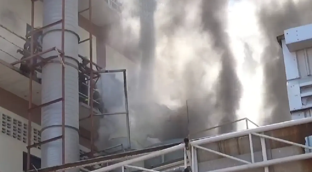 ซ้ำอีกครั้ง! เกิดเพลิงไหม้โรงงานหมวกกันน็อก ย่านท่าข้าม ติดกับตัวอาคารครั้งก่อน คาดเกิดจากเครื่องบำบัดสี (คลิป)