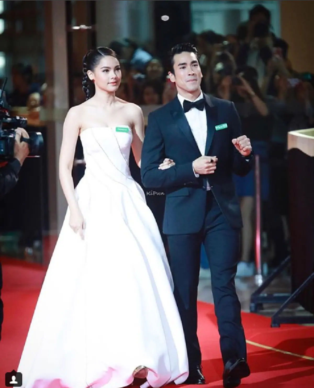 พี่คะหนูเจ็บ! เปิดคลิป "ญาญ่า อุรัสยา" โดนแฟนคลับกระชากแขน จนหน้าเกือบคะมำ