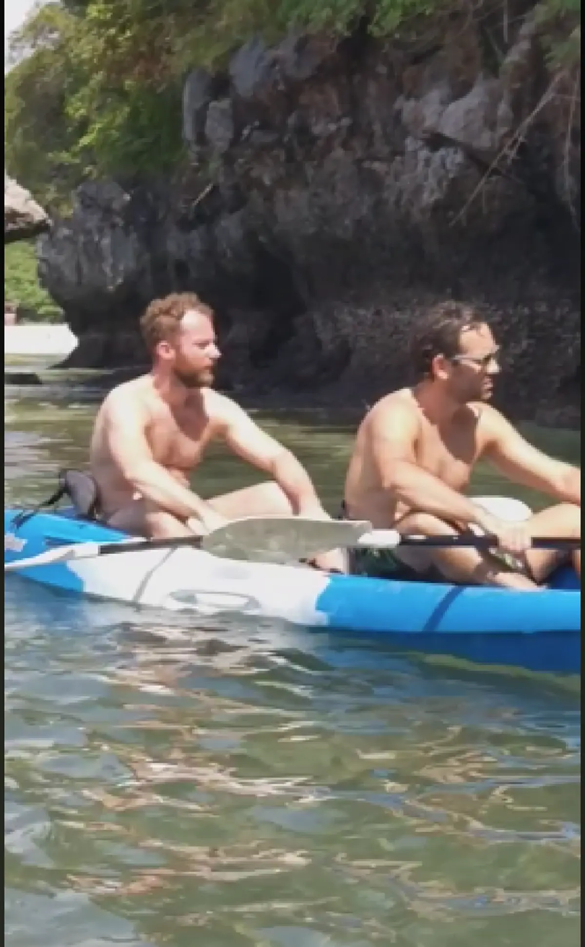 ฮือฮากันทั้งเกาะ! พบฝูงสัตว์คล้ายในนิยาย นั่งพนมมืออยู่ข้างเกาะเหมือนพิธีกรรม "แท้จริงแล้วไม่ใช่ลิง"(คลิป)