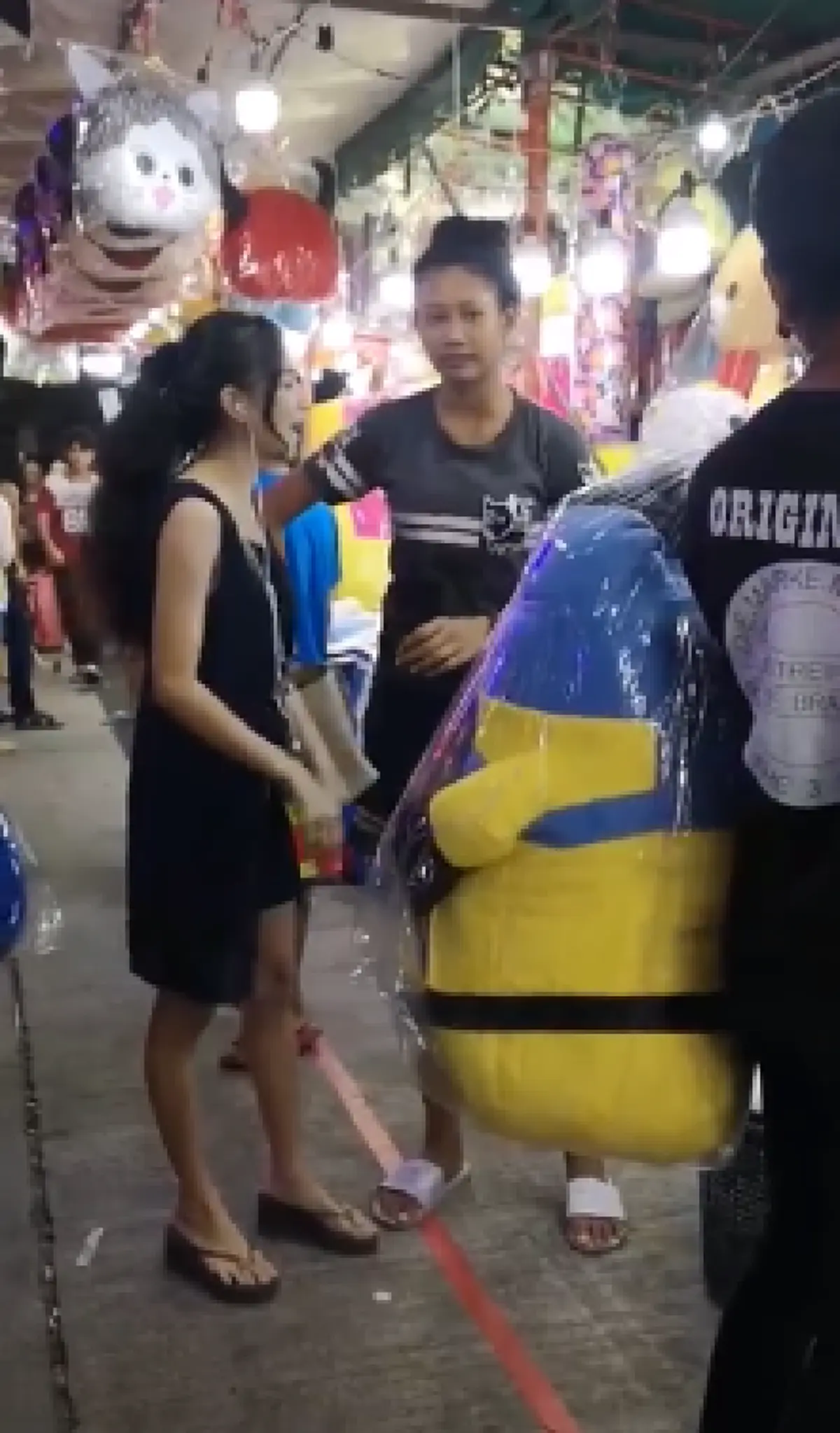 ดราม่ายังไม่จบ! ลูกค้าสาวไม่ยอม หลังอ้างโดนโกงเกมส์ปาแก้ว ล่าสุดย้อนทำร้ายคนในร้าน(คลิป)