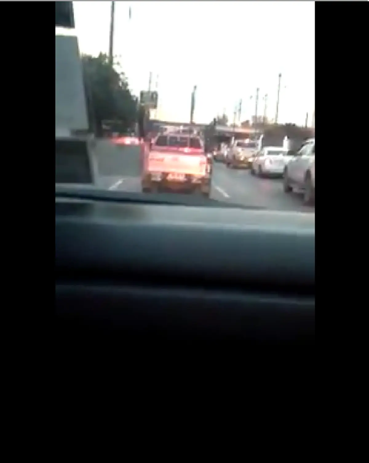 เปิดคลิปสุดประทับใจ จราจรติดขนาดไหนแต่รถทุกคันก็พร้อมใจกันหลบทางให้รถฉุกเฉิน ชาวเน็ตแห่ชื่นชมไม่หยุด