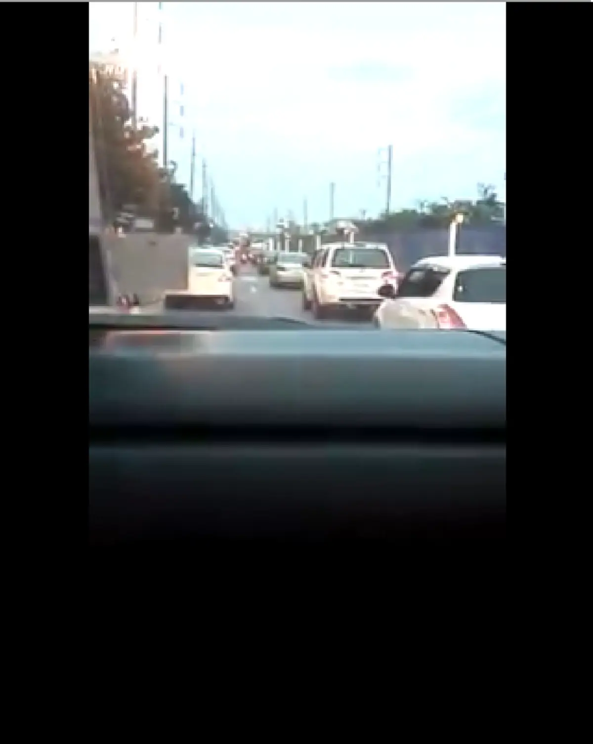 เปิดคลิปสุดประทับใจ จราจรติดขนาดไหนแต่รถทุกคันก็พร้อมใจกันหลบทางให้รถฉุกเฉิน ชาวเน็ตแห่ชื่นชมไม่หยุด