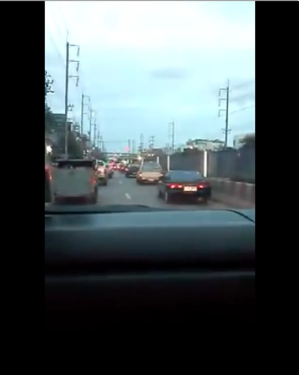 เปิดคลิปสุดประทับใจ จราจรติดขนาดไหนแต่รถทุกคันก็พร้อมใจกันหลบทางให้รถฉุกเฉิน ชาวเน็ตแห่ชื่นชมไม่หยุด