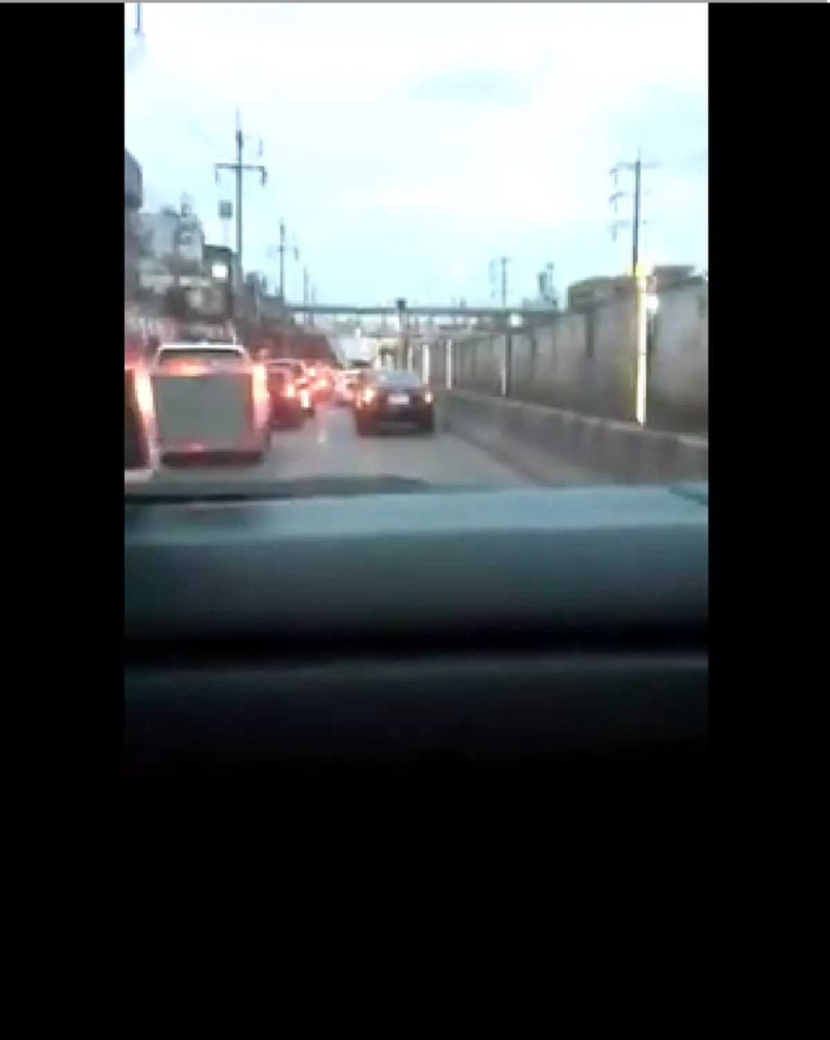 เปิดคลิปสุดประทับใจ จราจรติดขนาดไหนแต่รถทุกคันก็พร้อมใจกันหลบทางให้รถฉุกเฉิน ชาวเน็ตแห่ชื่นชมไม่หยุด