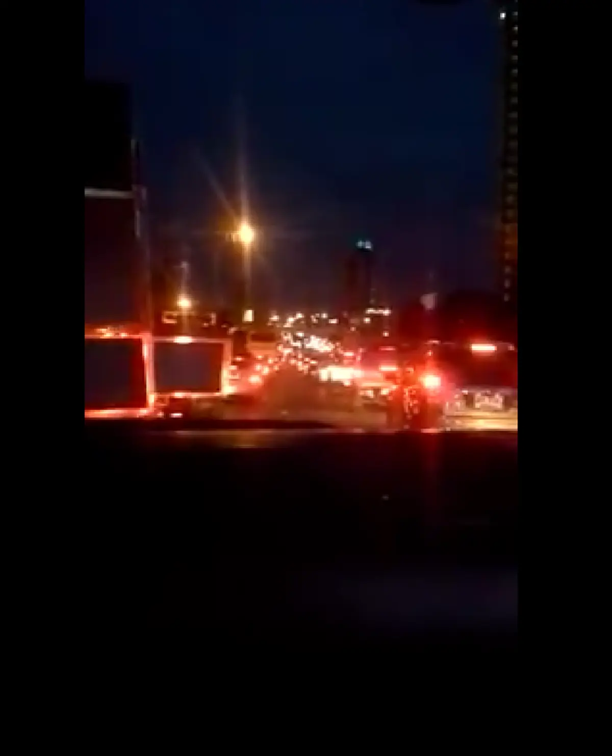 เปิดคลิปสุดประทับใจ จราจรติดขนาดไหนแต่รถทุกคันก็พร้อมใจกันหลบทางให้รถฉุกเฉิน ชาวเน็ตแห่ชื่นชมไม่หยุด