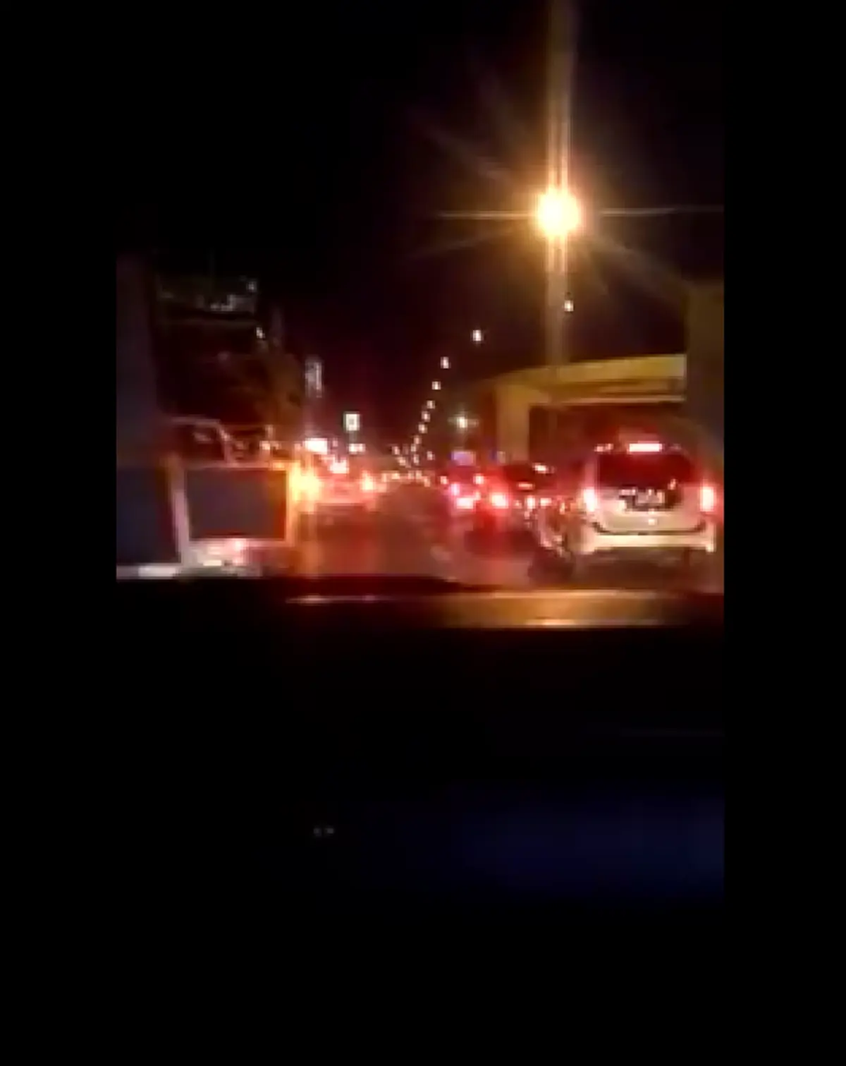 เปิดคลิปสุดประทับใจ จราจรติดขนาดไหนแต่รถทุกคันก็พร้อมใจกันหลบทางให้รถฉุกเฉิน ชาวเน็ตแห่ชื่นชมไม่หยุด