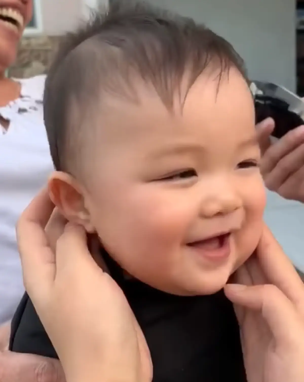 หลงรักเลย! เปิดคลิปหนูน้อยน่ารักตัดผม แต่นั่งหัวเราะชอบใจ ทำเอาอดยิ้มตามไม่ได้จริงๆ (คลิป)