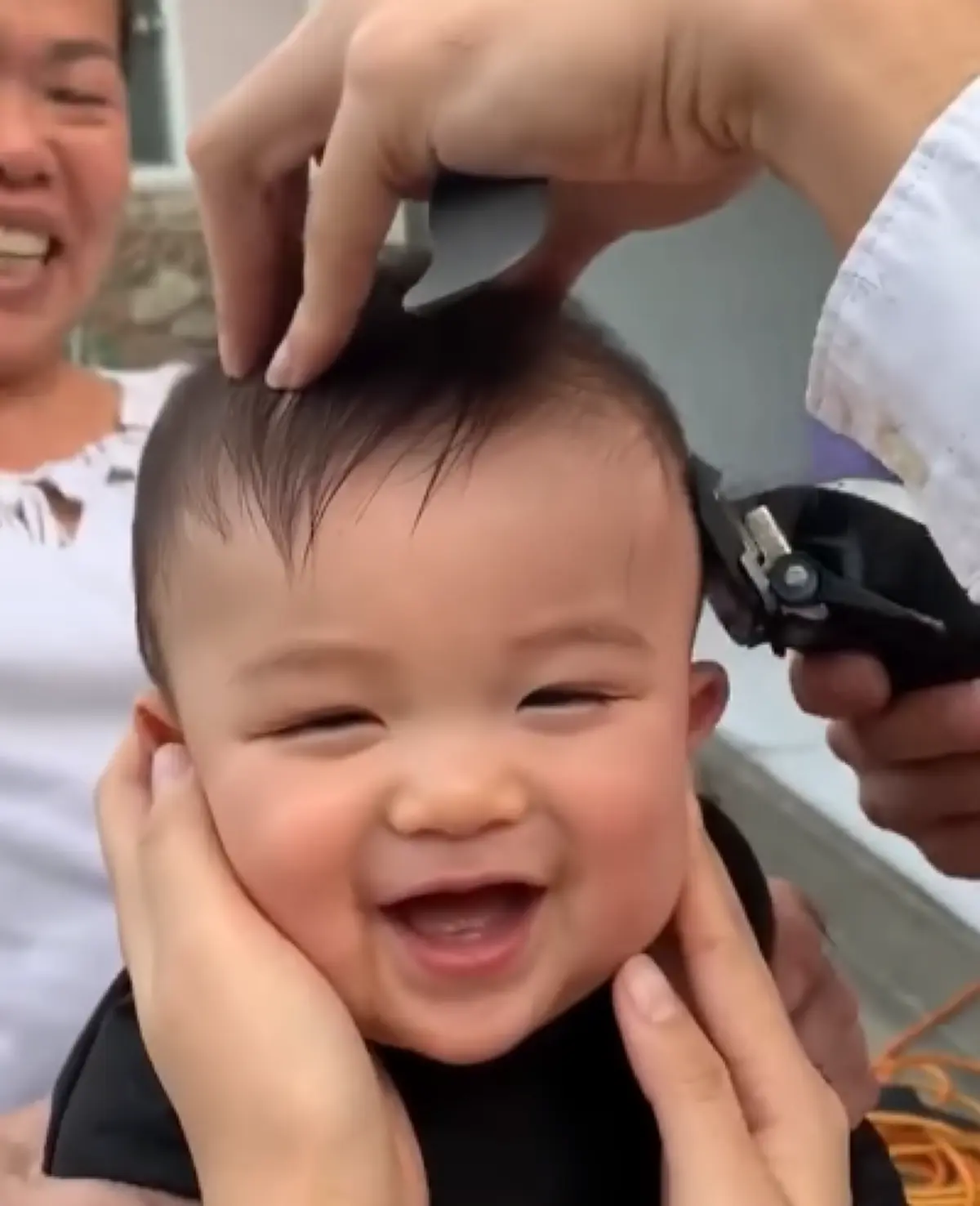 หลงรักเลย! เปิดคลิปหนูน้อยน่ารักตัดผม แต่นั่งหัวเราะชอบใจ ทำเอาอดยิ้มตามไม่ได้จริงๆ (คลิป)