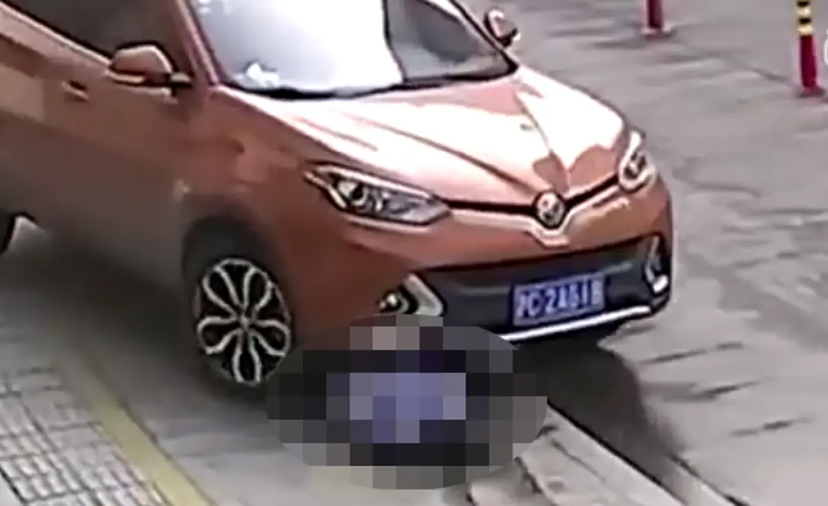 ใครผิดใครถูกกันแน่! เหตุ "รถยนต์ชนทับสาวจีน" ขณะนั่งเล่นมือถืออยู่หน้ารถ