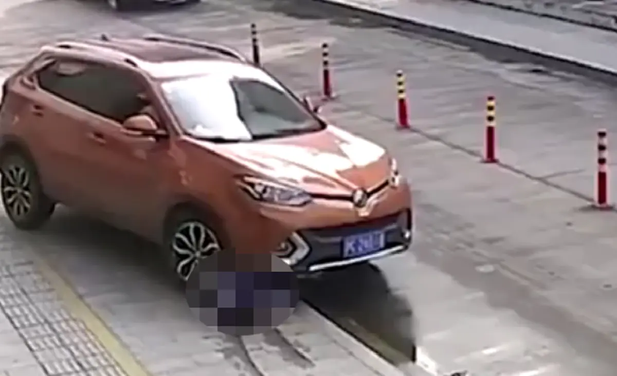 ใครผิดใครถูกกันแน่! เหตุ "รถยนต์ชนทับสาวจีน" ขณะนั่งเล่นมือถืออยู่หน้ารถ