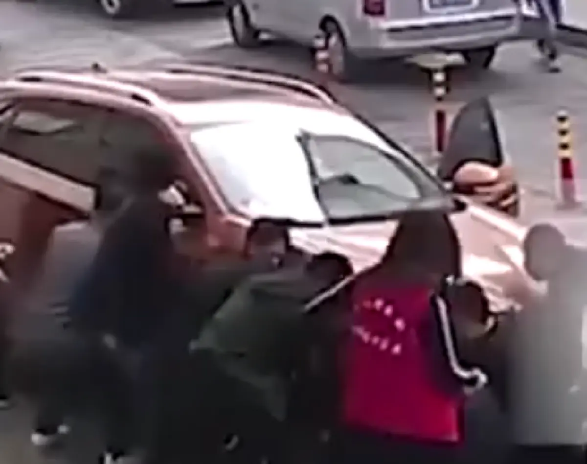 ใครผิดใครถูกกันแน่! เหตุ "รถยนต์ชนทับสาวจีน" ขณะนั่งเล่นมือถืออยู่หน้ารถ