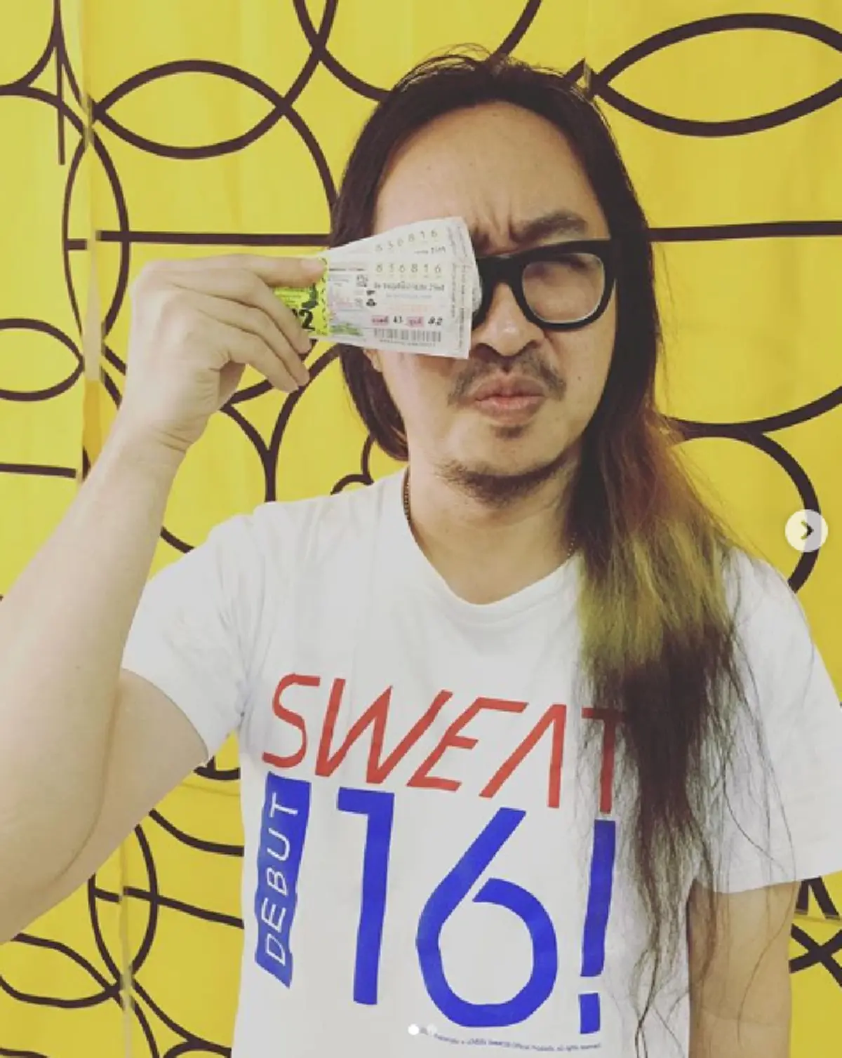 "สอง พาราด็อกซ์" โพสต์ลงไอจี ดวงดีถูกหวย สองตัวท้าย 16 แฟนคลับเม้นต์จะผูกผ้าสามสีให้