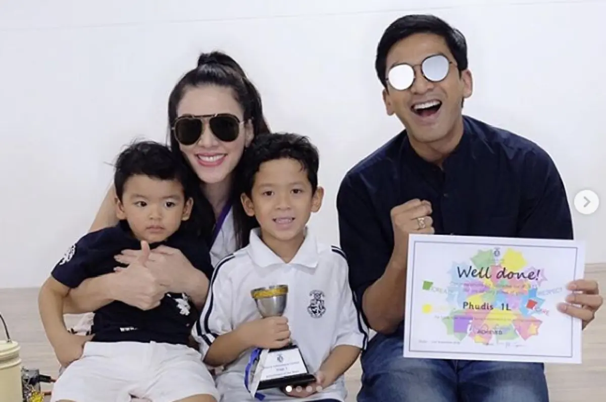 "เอ๋ พรทิพย์" เปิดเอ็มวีเพลงตอนพบรักกับสามี "ป๋อ ณัฐวุฒิ" ให้ลูกดู จากวันนั้นถึงวันนี้ลูก 2 แล้วนะ