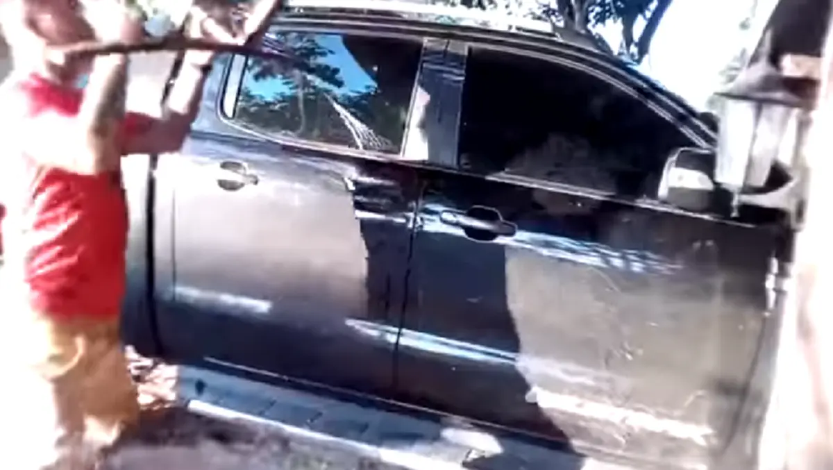 "จอนนี่ มือปราบ" รับบกพร่องดูแลไม่ดีเอง หลังลืมลูกไว้ในรถ จนต้องทุบกระจกเพื่อช่วยชีวิต (คลิป)