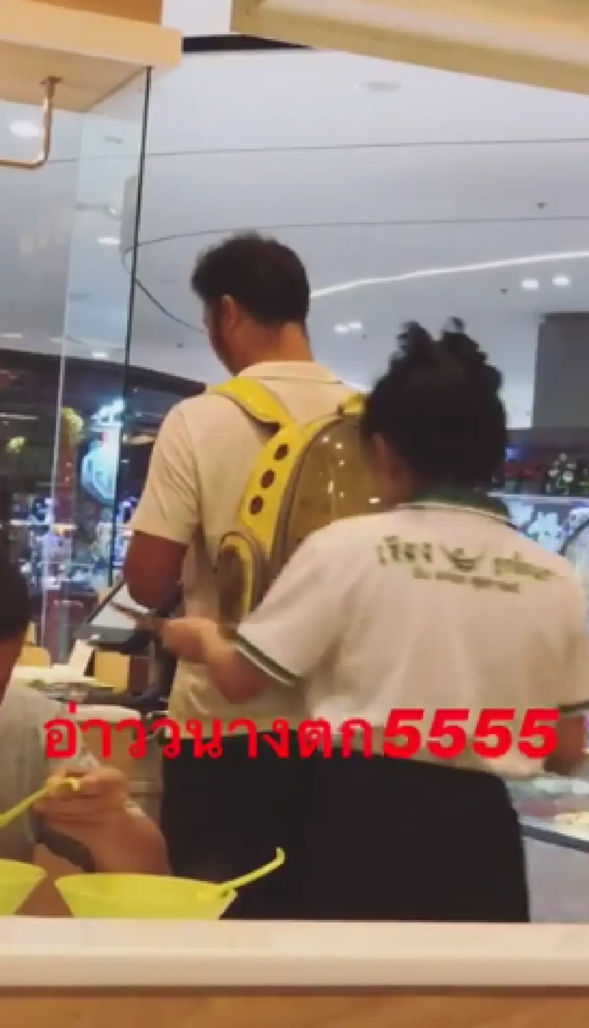 น้องหมา นอนอยู่ในเป้อวกาศใส พนง.ไม่ทันสังเกตุ เจ้าตัวถึงกับตกใจ!(คลิป)