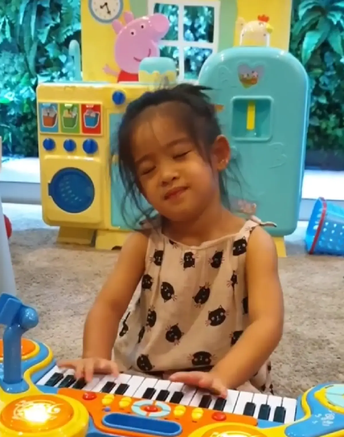 "น้องอลิน" นั่งหลับตาเล่นคีย์บอร์ดด้วยอินเนอร์แรง แฟนคลับคอมเม้นต์แซวเพียบ