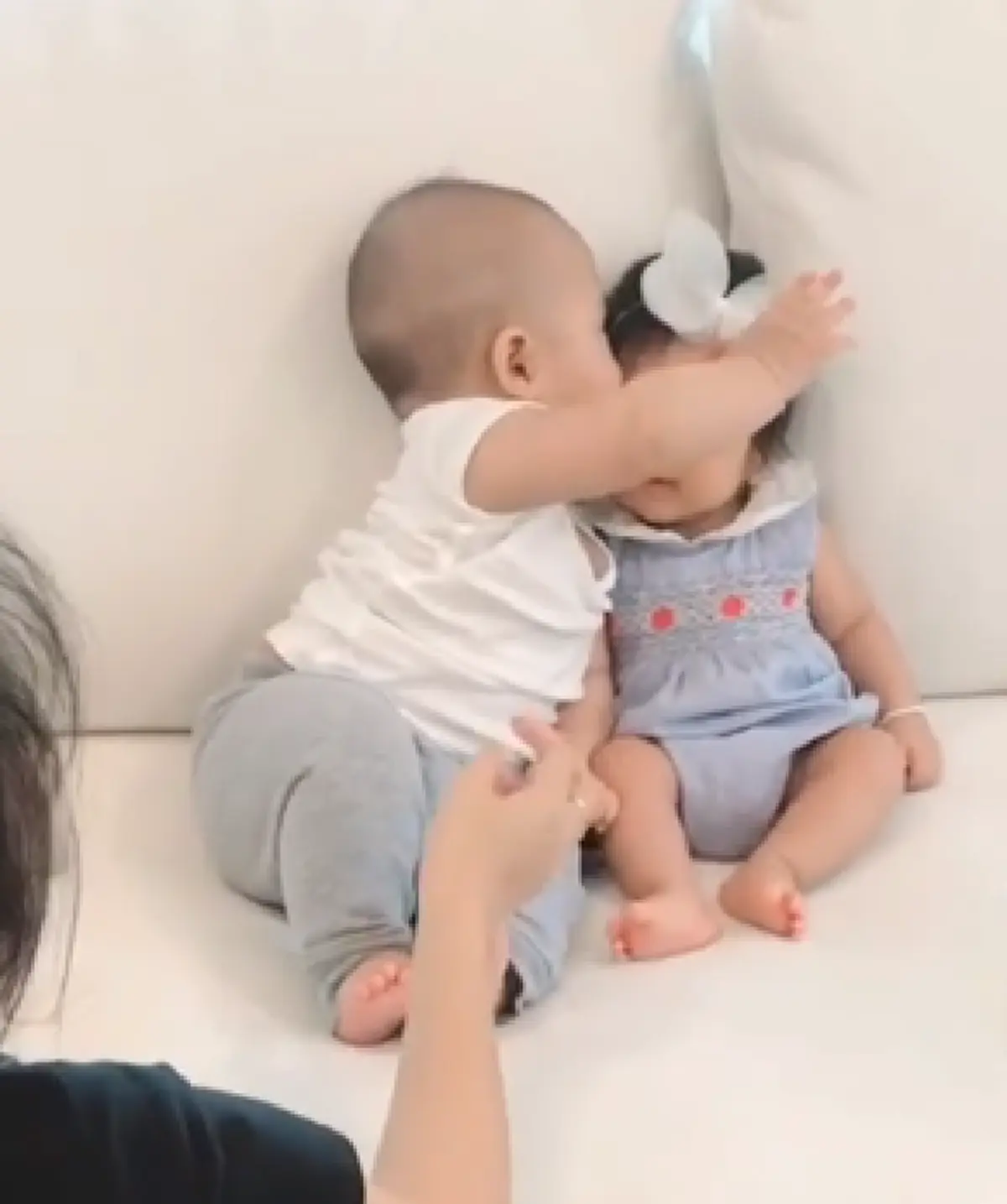 "น้องเจ้าคุณ" แอบจับมือหอมแก้ม "น้องปาลิน" จน"แม่เป้ย" เอ่ยปากแซว ต้องรีบบอกให้"พ่อป๊อป" จัดการ