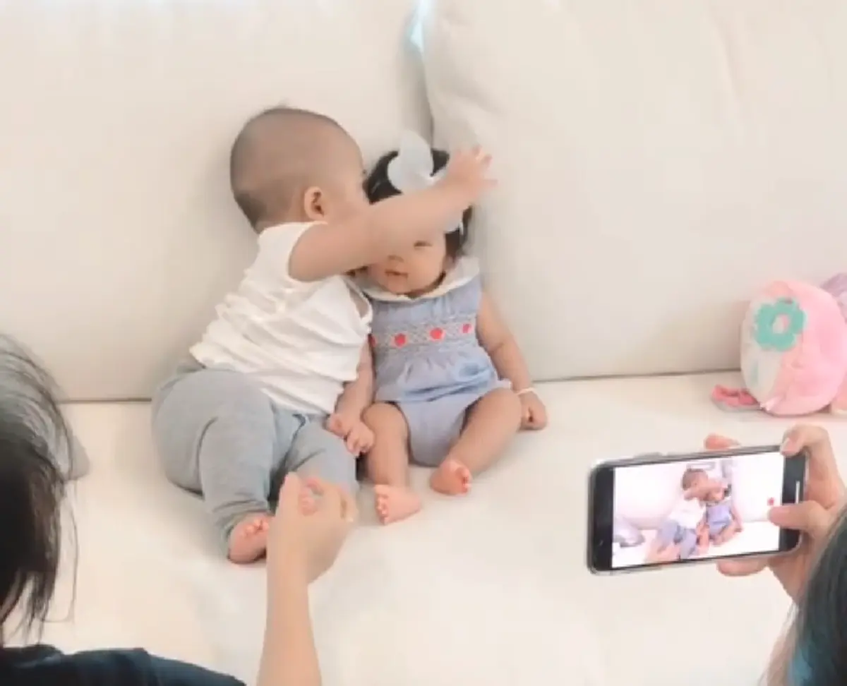 "น้องเจ้าคุณ" แอบจับมือหอมแก้ม "น้องปาลิน" จน"แม่เป้ย" เอ่ยปากแซว ต้องรีบบอกให้"พ่อป๊อป" จัดการ