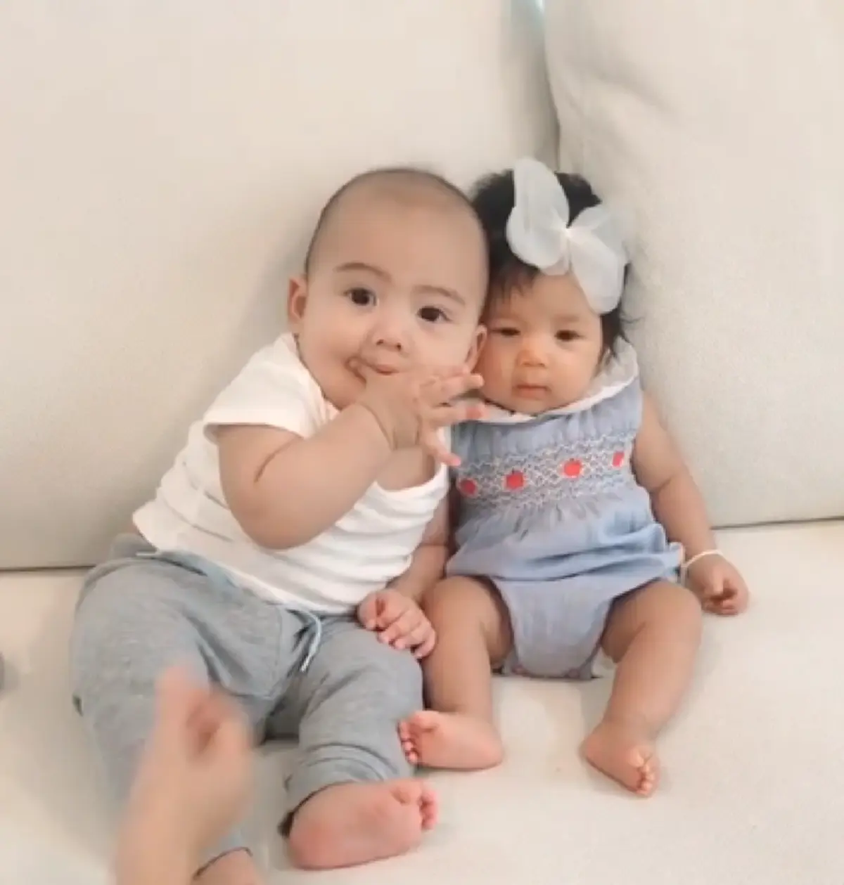 "น้องเจ้าคุณ" แอบจับมือหอมแก้ม "น้องปาลิน" จน"แม่เป้ย" เอ่ยปากแซว ต้องรีบบอกให้"พ่อป๊อป" จัดการ