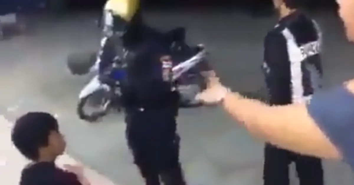 หนุ่มโดนตำรวจผู้ช่วยรุมซ้อมหน้าเซเว่น อ้างกลับรถไม่เข้าด่าน(คลิป)