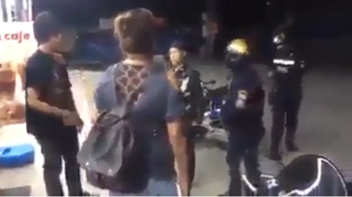 หนุ่มโดนตำรวจผู้ช่วยรุมซ้อมหน้าเซเว่น อ้างกลับรถไม่เข้าด่าน(คลิป)