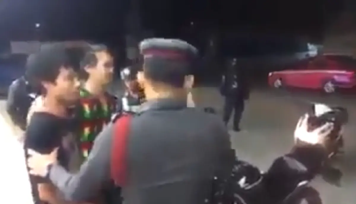 หนุ่มโดนตำรวจผู้ช่วยรุมซ้อมหน้าเซเว่น อ้างกลับรถไม่เข้าด่าน(คลิป)