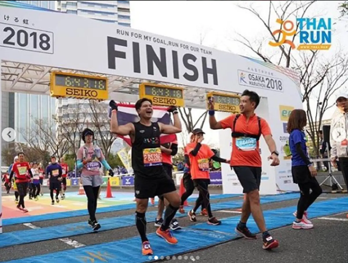 "เต๋า สมชาย"ประเดิมชีวิตนักวิ่งมาราธอน ถือธงไตรรงค์เข้าเส้นชัยกว่า 42 กม."นครโอซาก้า" ภรรยามอบจุมพิตเป็นรางวัล