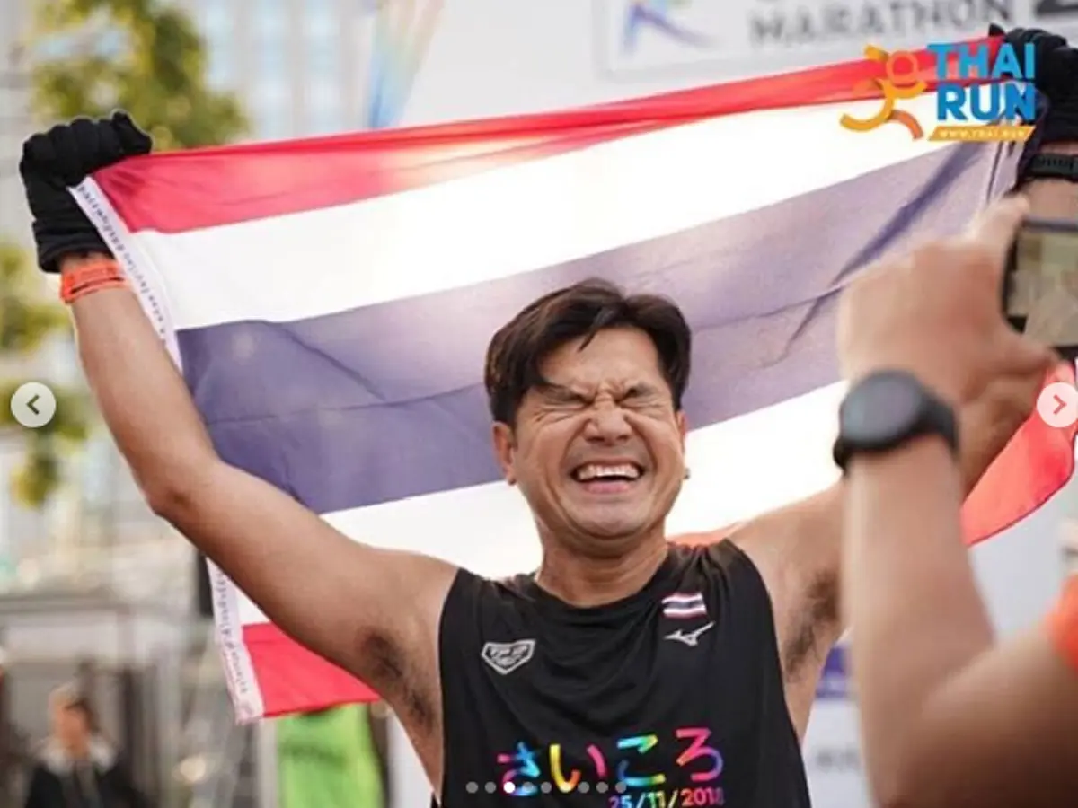 "เต๋า สมชาย"ประเดิมชีวิตนักวิ่งมาราธอน ถือธงไตรรงค์เข้าเส้นชัยกว่า 42 กม."นครโอซาก้า" ภรรยามอบจุมพิตเป็นรางวัล