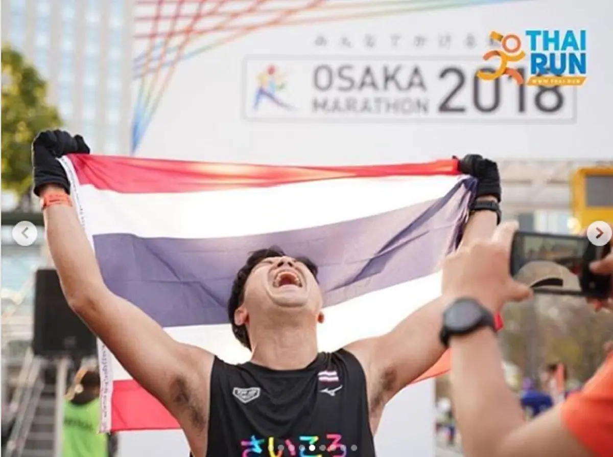 "เต๋า สมชาย"ประเดิมชีวิตนักวิ่งมาราธอน ถือธงไตรรงค์เข้าเส้นชัยกว่า 42 กม."นครโอซาก้า" ภรรยามอบจุมพิตเป็นรางวัล