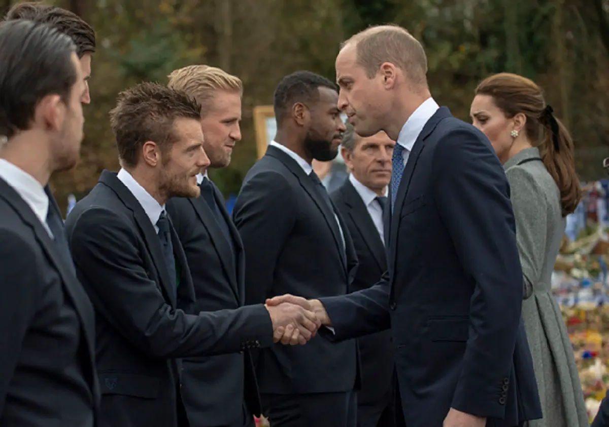 "เจ้าชายวิลเลียม-เจ้าหญิงแคทเธอรีน" เสด็จเยือน ‘คิง เพาเวอร์ สเตเดี้ยม ร่วมวางดอกไม้ไว้อาลัย"เจ้าสัววิชัย"