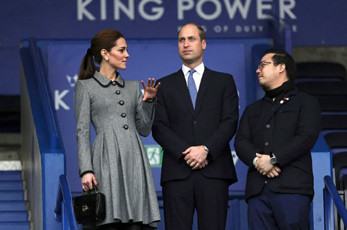 "เจ้าชายวิลเลียม-เจ้าหญิงแคทเธอรีน" เสด็จเยือน ‘คิง เพาเวอร์ สเตเดี้ยม ร่วมวางดอกไม้ไว้อาลัย"เจ้าสัววิชัย"