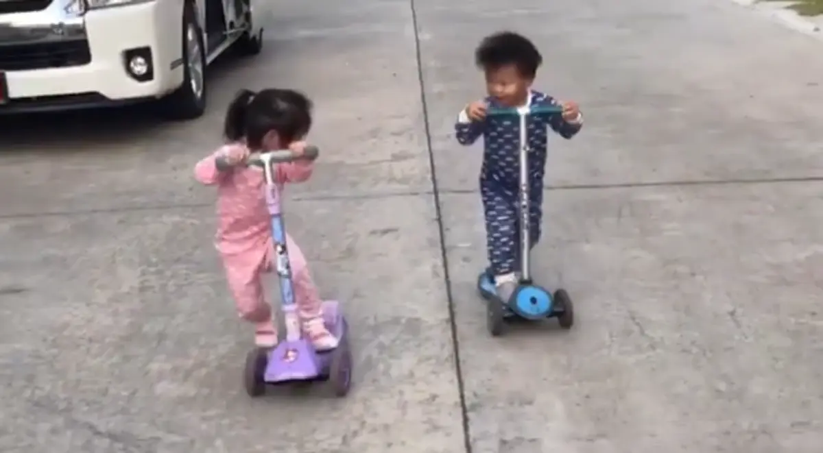 "น้องไนร่า" รีบวิ่งมาโอ๋ "น้องเอเดน" อย่างเร็ว หลังเห็นน้องล้มหัวกระแทก ชาวเน็ตเม้นต์ชื่นชมเพียบ