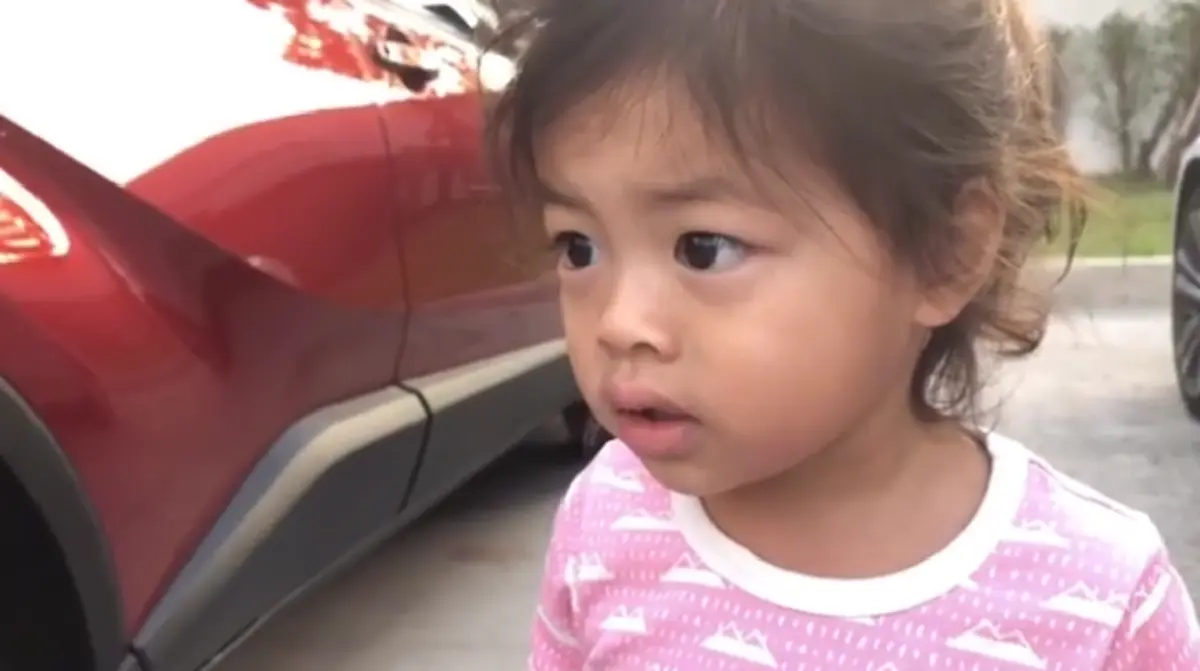 "น้องไนร่า" รีบวิ่งมาโอ๋ "น้องเอเดน" อย่างเร็ว หลังเห็นน้องล้มหัวกระแทก ชาวเน็ตเม้นต์ชื่นชมเพียบ