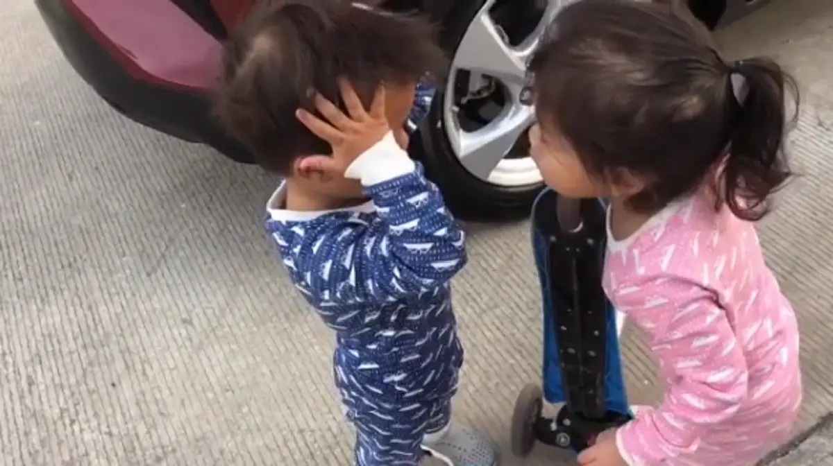 "น้องไนร่า" รีบวิ่งมาโอ๋ "น้องเอเดน" อย่างเร็ว หลังเห็นน้องล้มหัวกระแทก ชาวเน็ตเม้นต์ชื่นชมเพียบ