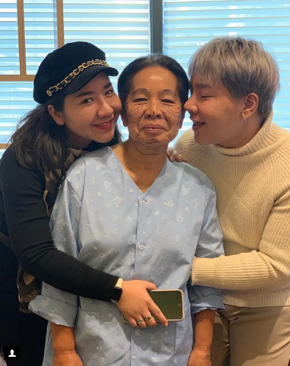 "ดีเจบุ๊คโกะ" เอาใจแม่พากินหมูย่างเกาหลีสมใจ หลังศัลยกรรม 3 วัน ชมแม่หายไวมาก