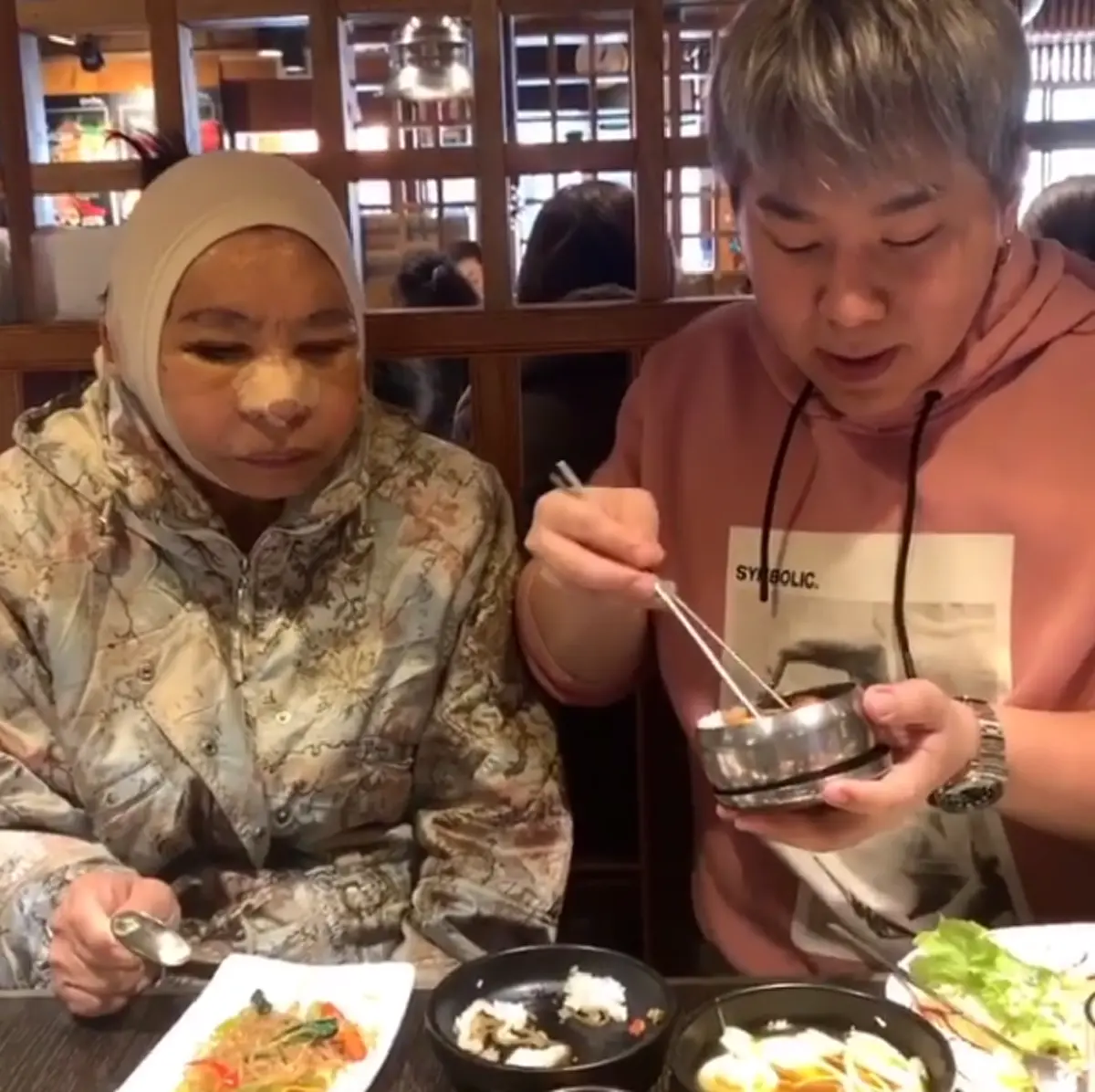 "ดีเจบุ๊คโกะ" เอาใจแม่พากินหมูย่างเกาหลีสมใจ หลังศัลยกรรม 3 วัน ชมแม่หายไวมาก