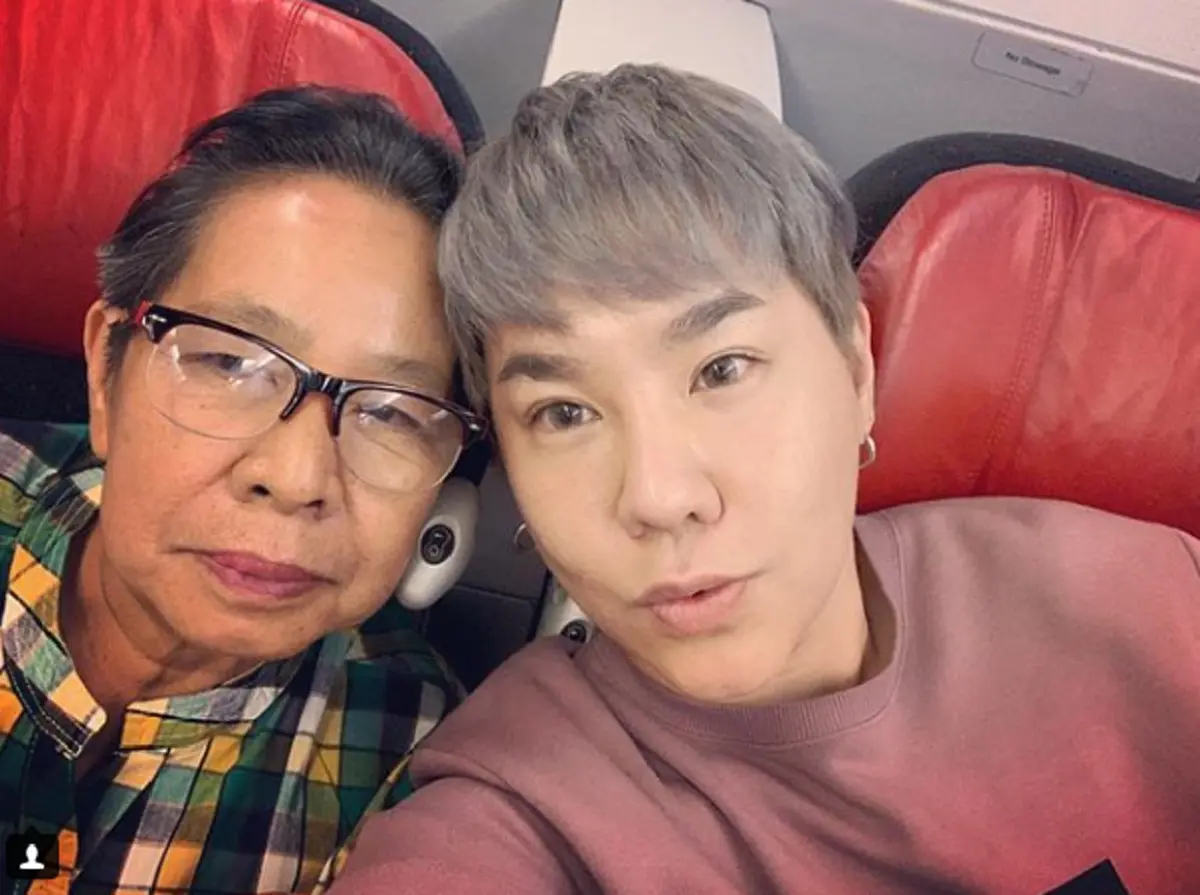 "ดีเจบุ๊คโกะ" เอาใจแม่พากินหมูย่างเกาหลีสมใจ หลังศัลยกรรม 3 วัน ชมแม่หายไวมาก