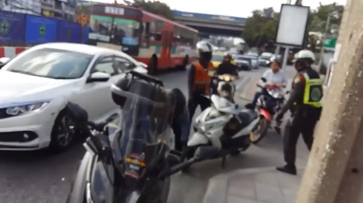 วินจยย. หัวร้อนโดนจนท.เทศกิจจับขี่มอเตอร์ไซค์บนฟุตปาธ คลั่งใช้คัตเตอร์ขู่แทง(คลิป)