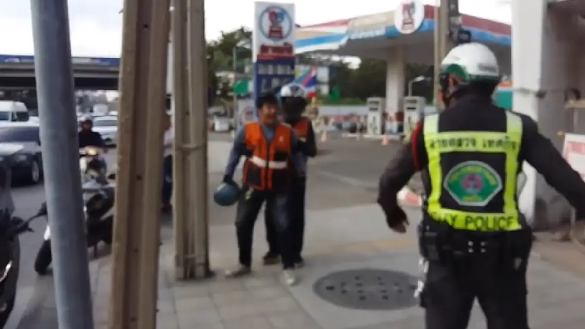 วินจยย. หัวร้อนโดนจนท.เทศกิจจับขี่มอเตอร์ไซค์บนฟุตปาธ คลั่งใช้คัตเตอร์ขู่แทง(คลิป)