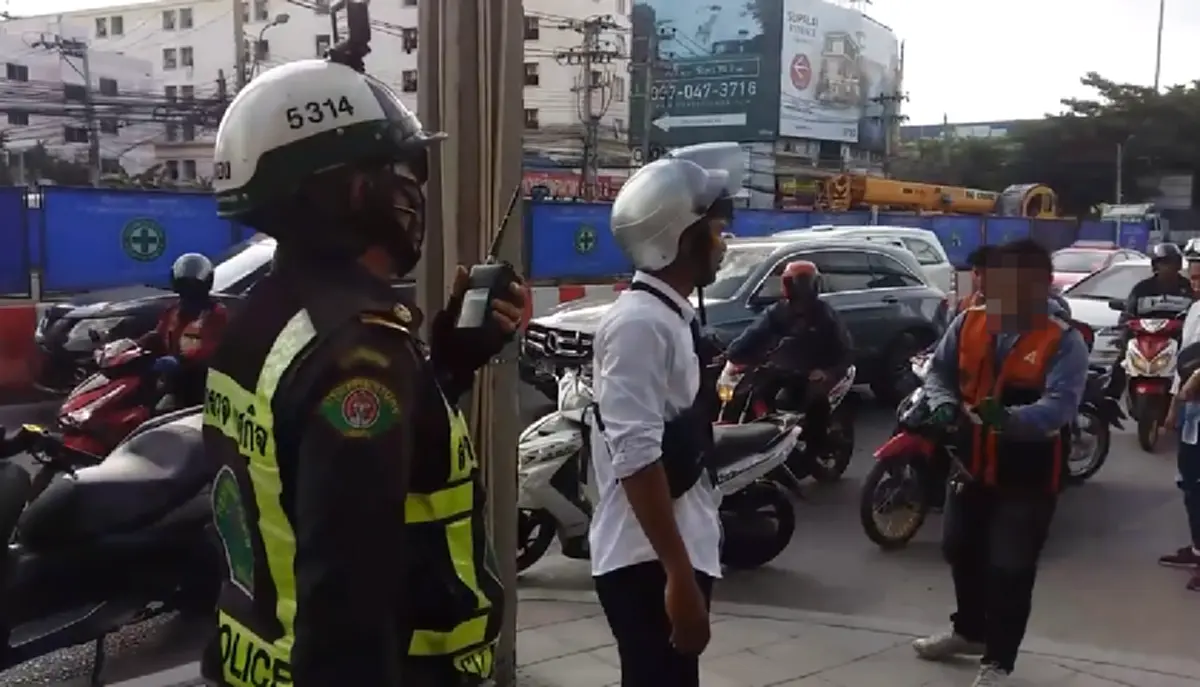 วินจยย. หัวร้อนโดนจนท.เทศกิจจับขี่มอเตอร์ไซค์บนฟุตปาธ คลั่งใช้คัตเตอร์ขู่แทง(คลิป)