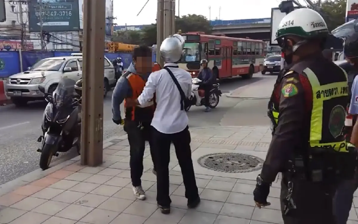 วินจยย. หัวร้อนโดนจนท.เทศกิจจับขี่มอเตอร์ไซค์บนฟุตปาธ คลั่งใช้คัตเตอร์ขู่แทง(คลิป)