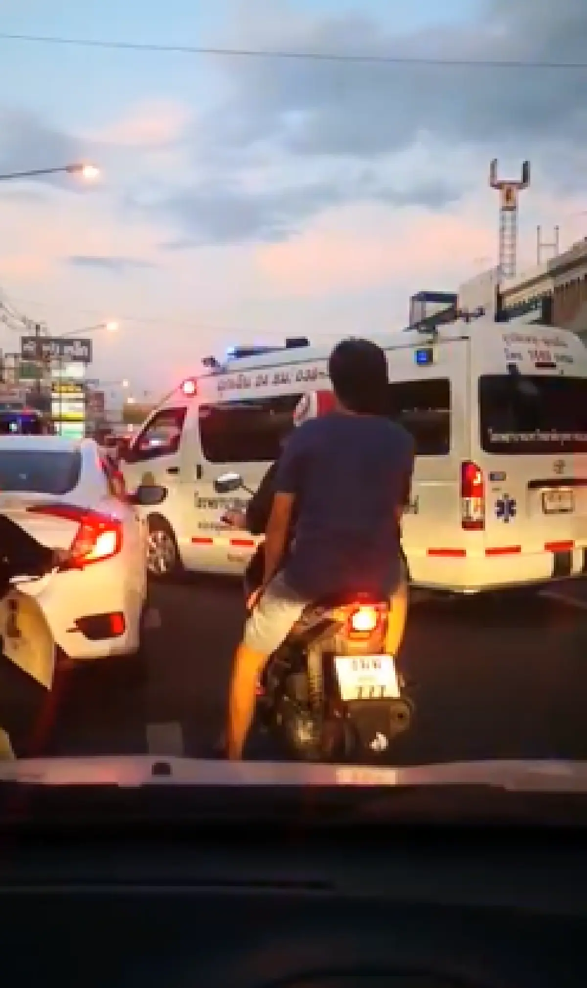 รถแอมบูแลนซ์ขอทางเพื่อส่งตัวผู้ป่วย แต่เจอรถยนต์ทำเฉยไม่รู้ร้อน จอดนิ่งไม่ขยับ(คลิป)