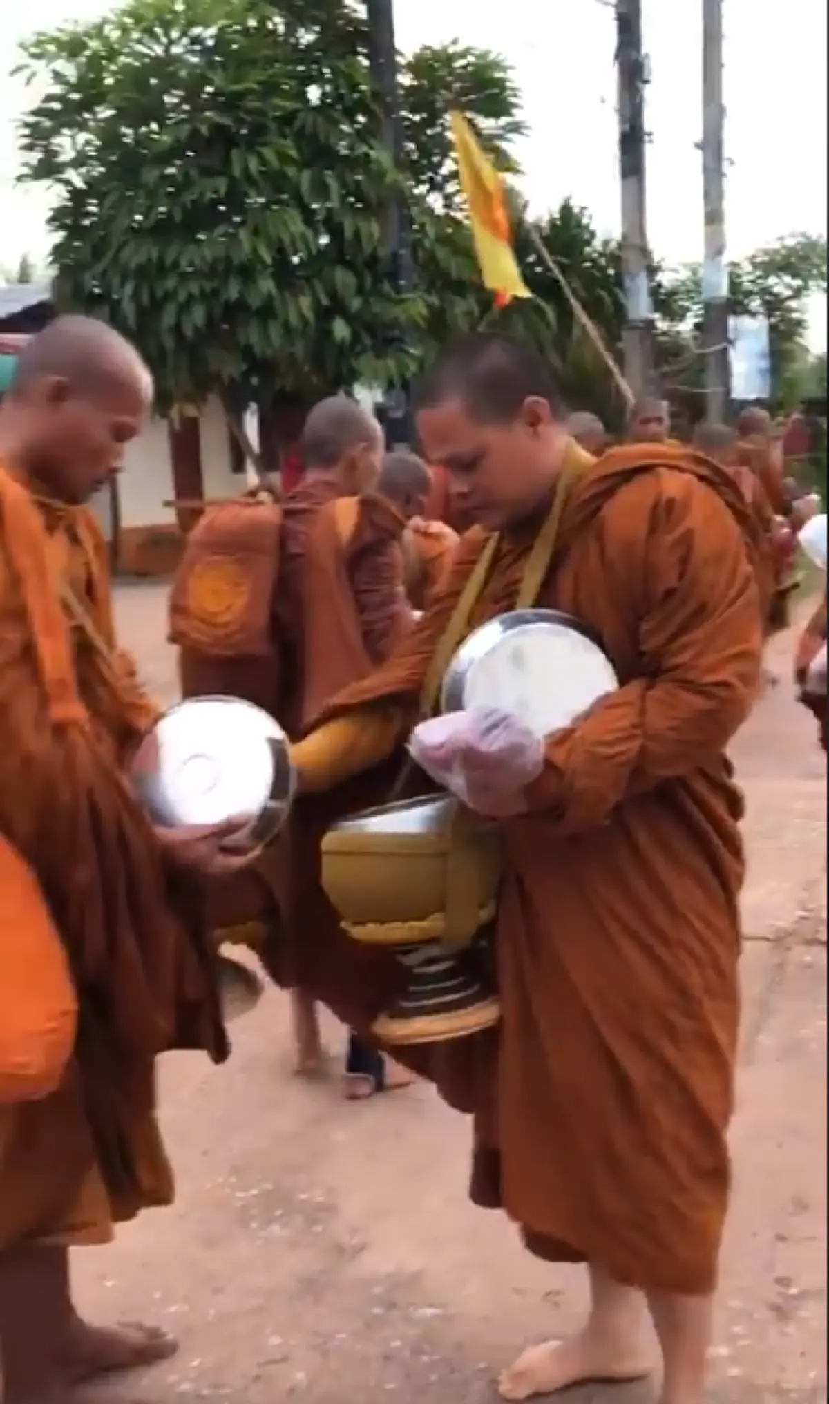 ความเมตตาของครูบาอาจารย์ ในพื้นที่เมื่อภิกขาจารบิณฑบาตรมาเจอกัน(คลิป)