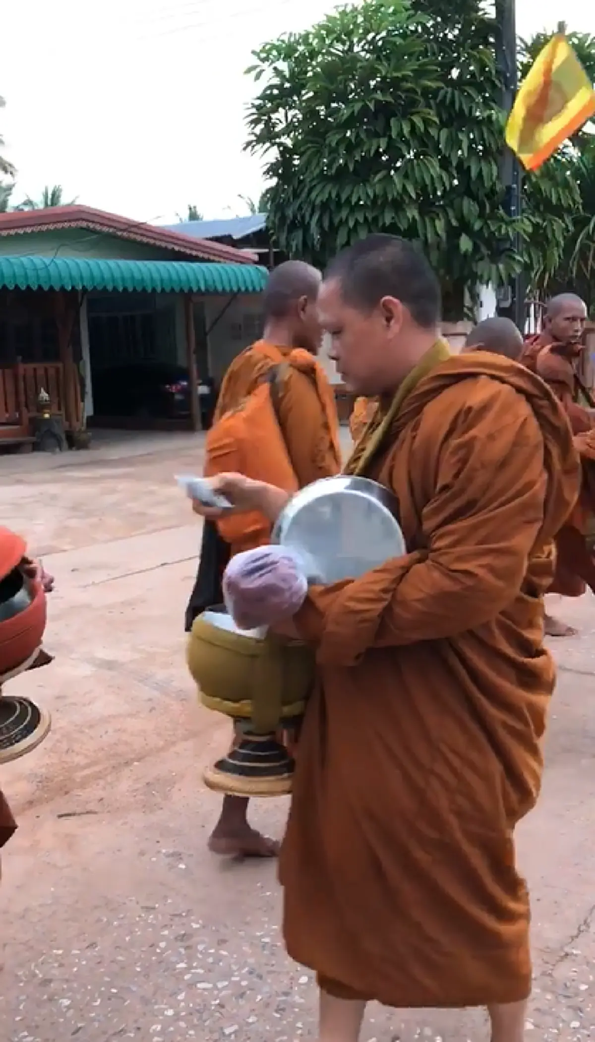 ความเมตตาของครูบาอาจารย์ ในพื้นที่เมื่อภิกขาจารบิณฑบาตรมาเจอกัน(คลิป)