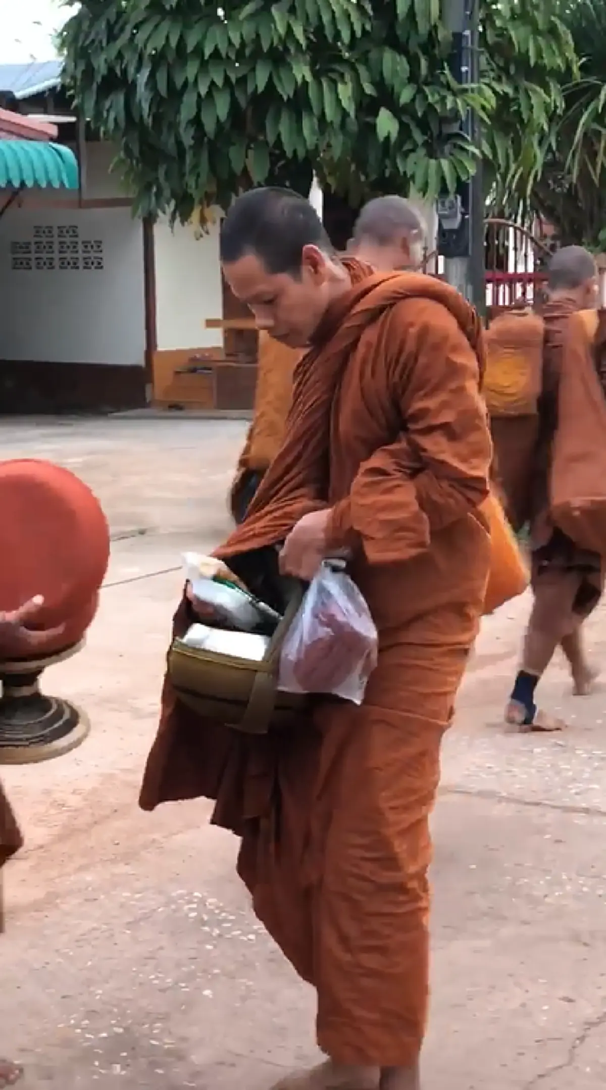 ความเมตตาของครูบาอาจารย์ ในพื้นที่เมื่อภิกขาจารบิณฑบาตรมาเจอกัน(คลิป)
